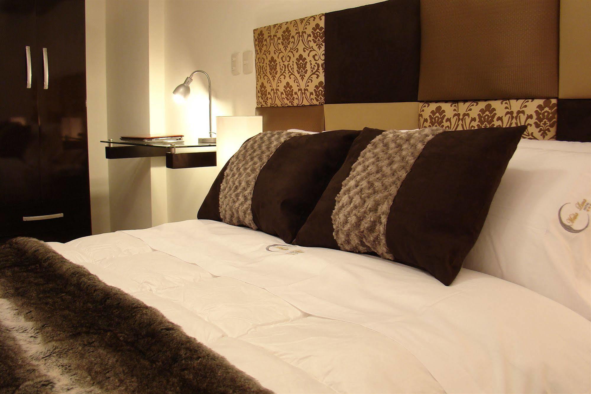 Hostal Media Luna Трухильо Екстериор снимка