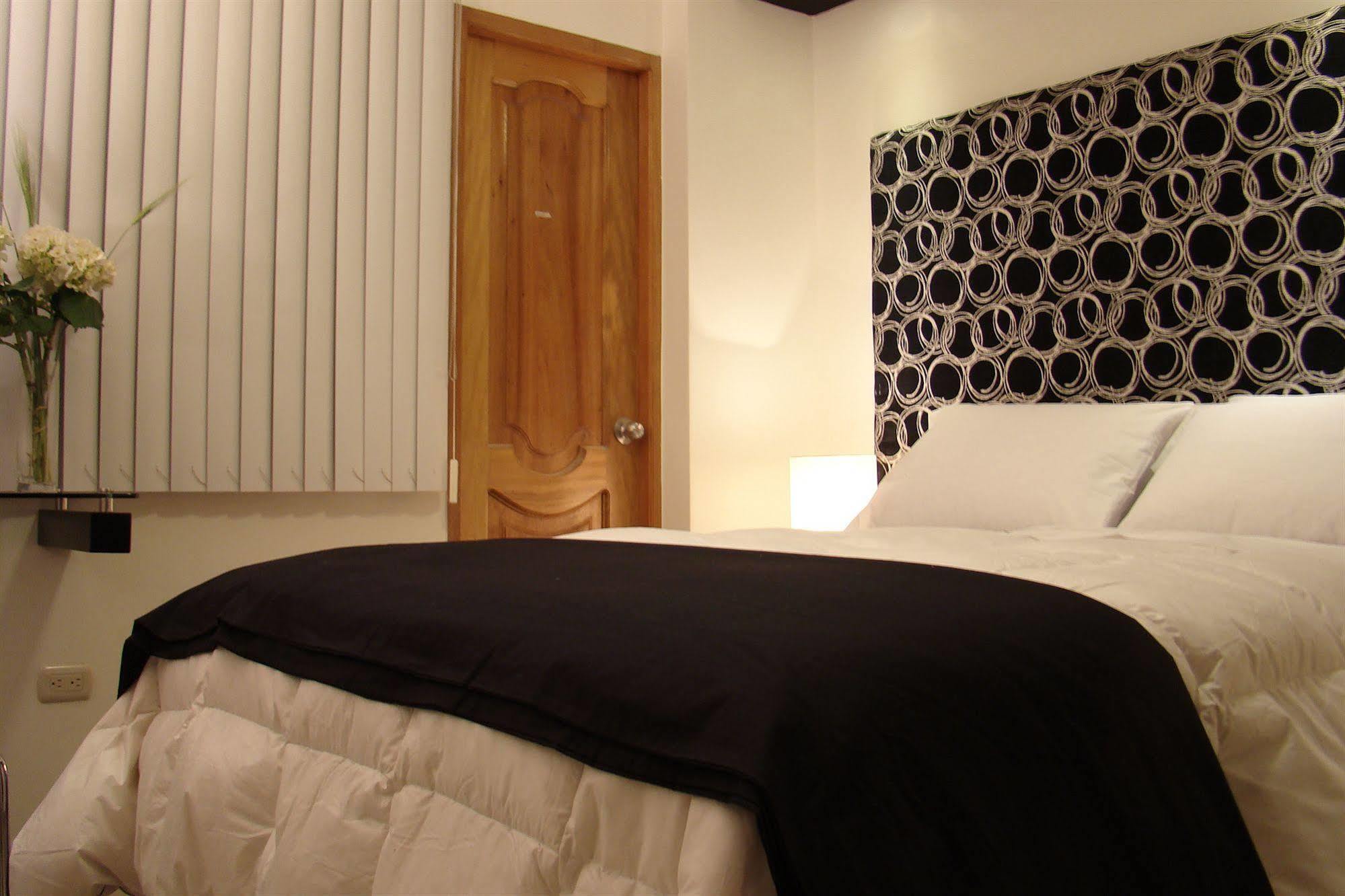 Hostal Media Luna Трухильо Екстериор снимка