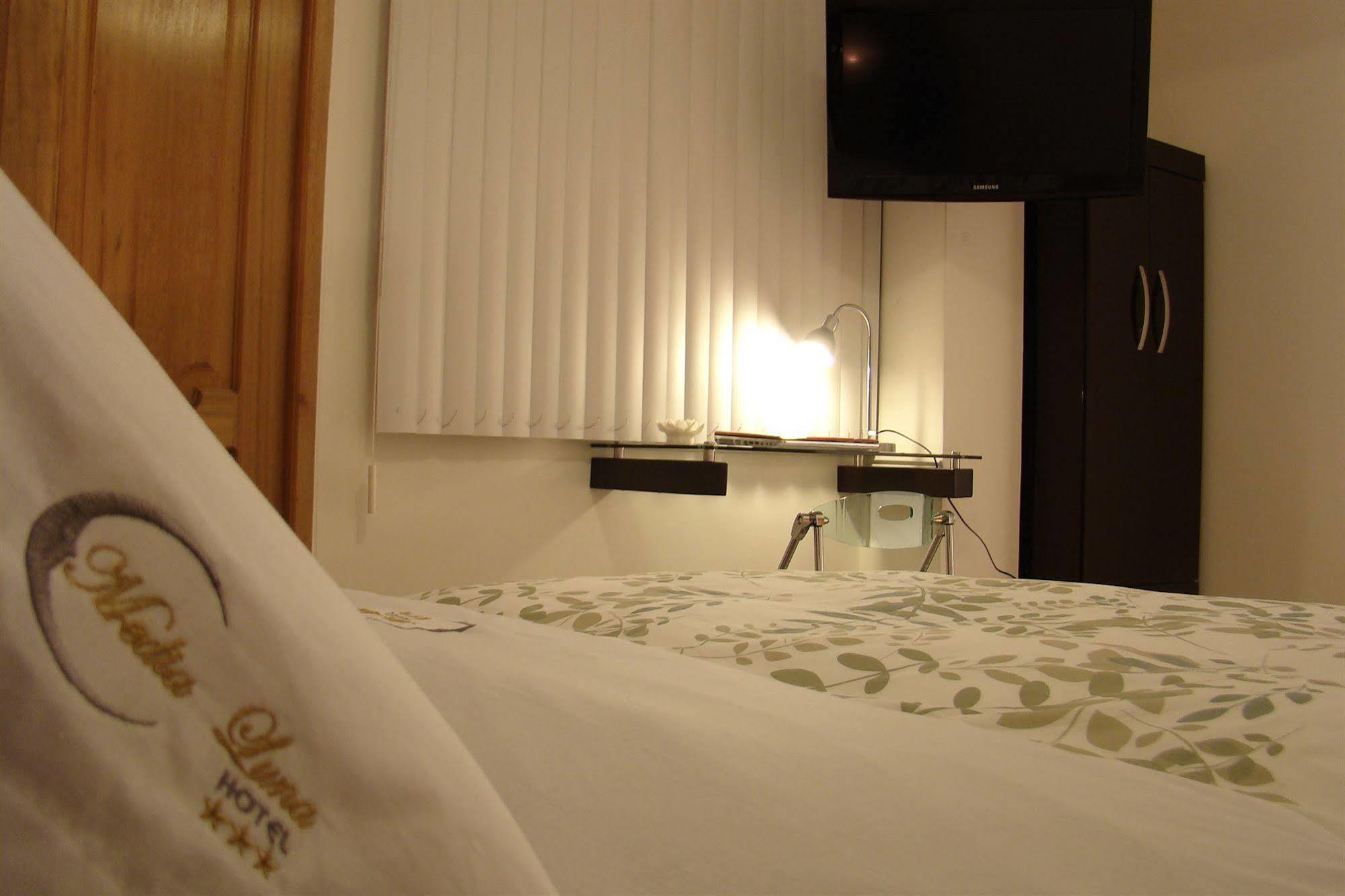 Hostal Media Luna Трухильо Екстериор снимка